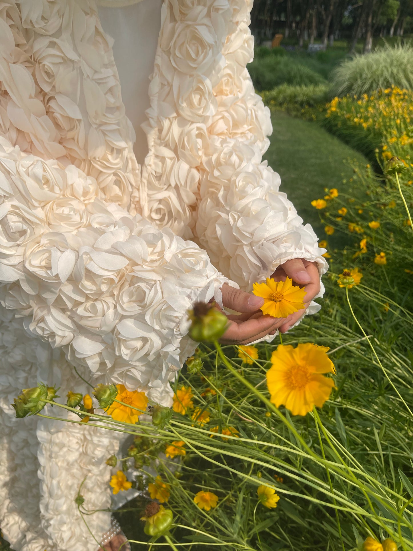 MSL891 Sweet Cream Roses Open Abaya