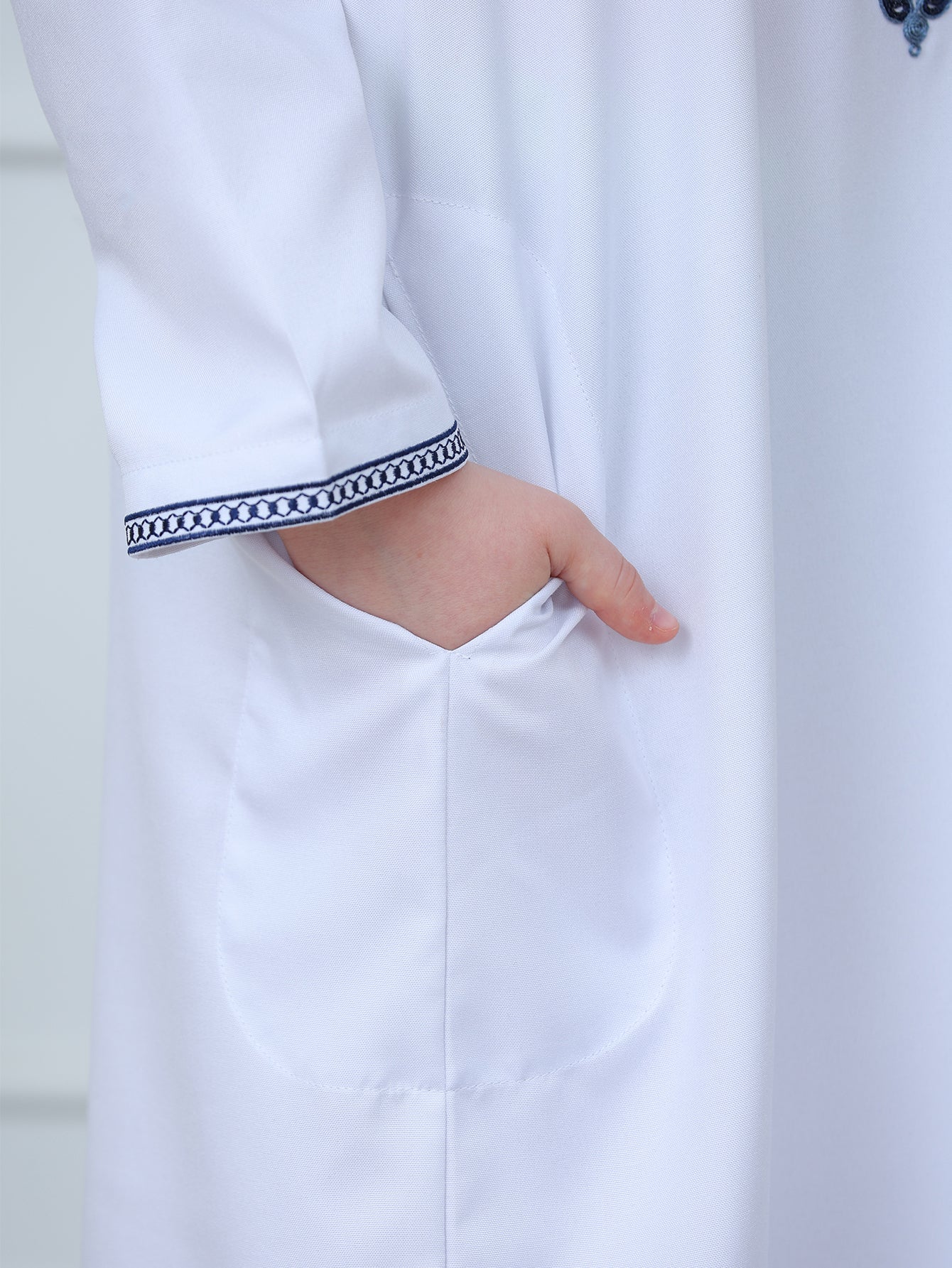 KID0014 Boys' Robe Hooded Embroidered Loose Fit, Muslim Boys' Clothing, Comfortable Long Sleeve Dressing Gown