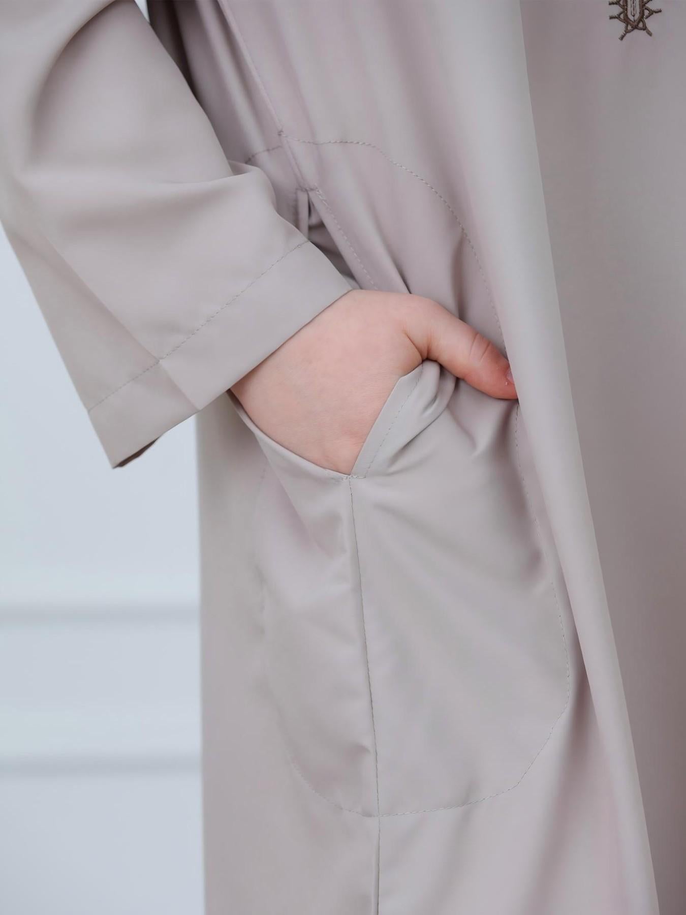 KID0013 Boys' Long Sleeve Embroidered Zipper Omani Robe, Loose-Fitting Modest Style, All Seasons Wear, Muslim Boys' Clothing