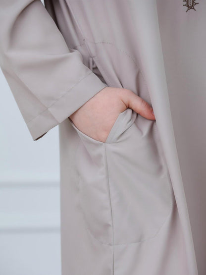 KID0013 Boys' Long Sleeve Embroidered Zipper Omani Robe, Loose-Fitting Modest Style, All Seasons Wear, Muslim Boys' Clothing