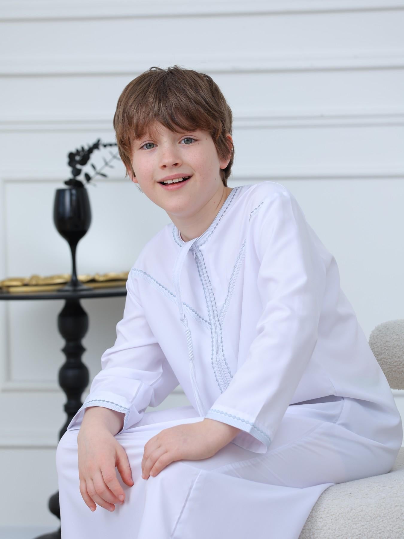 KID0004 Boys' Embroidered Zipper Omani Robe, Ramadan Muslim Boys' Long Dressing Gown, Stylish Islamic Clothing for Kids